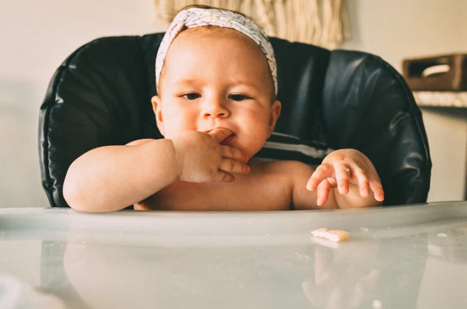 Babify Evo - Trona Evolutiva con bandeja, cojín y respaldo incluidos,  Natural : : Bebé